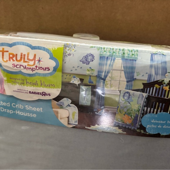 “Truly Scrumptious" fitted crib sheet from the "Dinosaur Tracks" - Picture 8 of 13